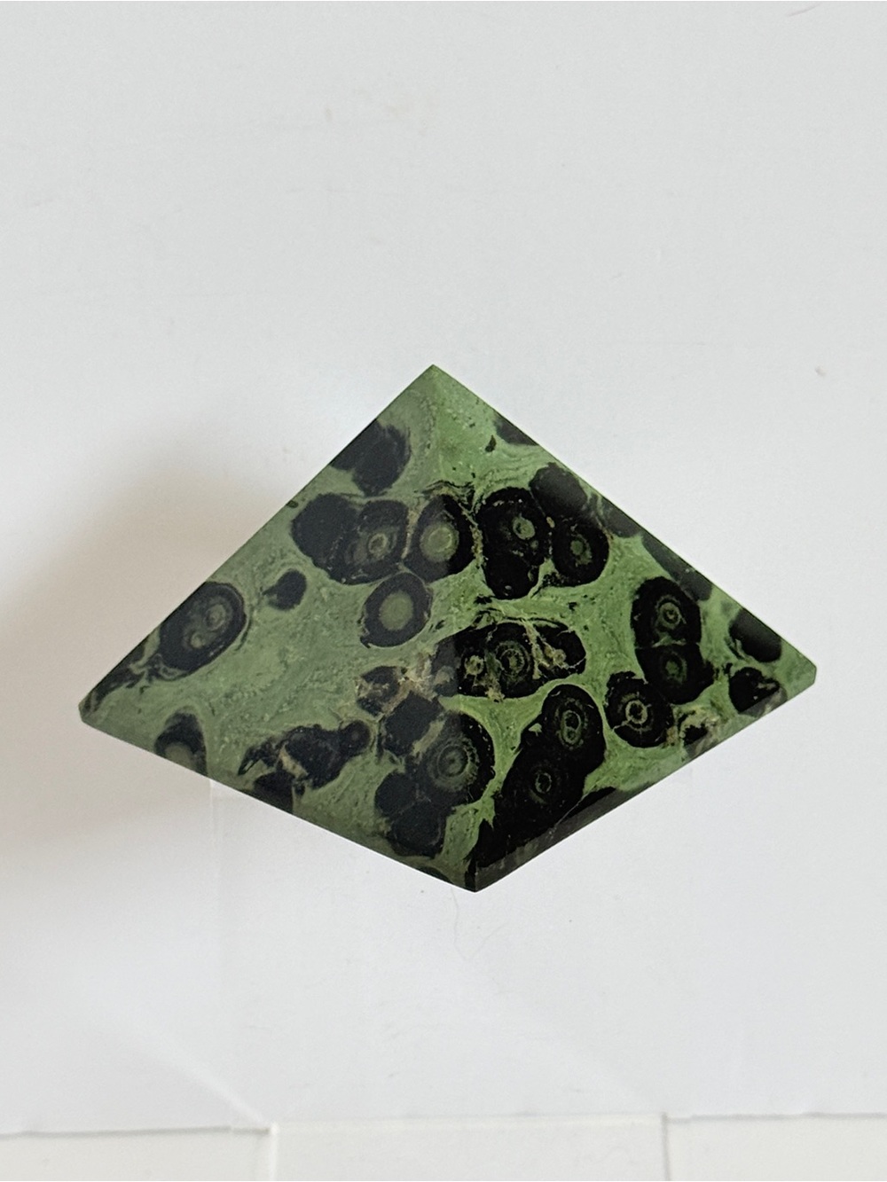 Kambaba Jasper Pyramid – Deep Green Orbicular Pattern Polished Stone 439g - Picture 3 of 8